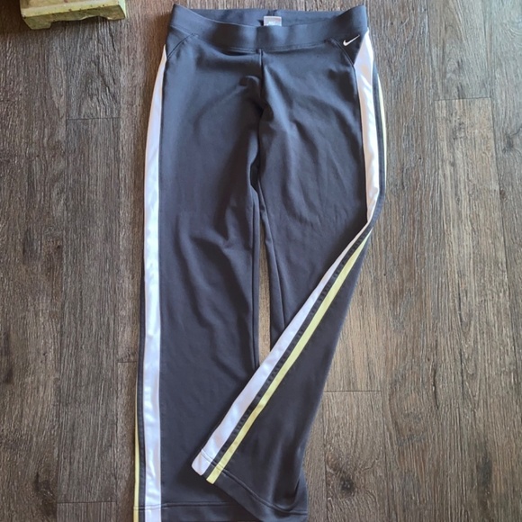 Nike ladies small joggers one small fabric flaw shown in photo - Picture 4 of 8